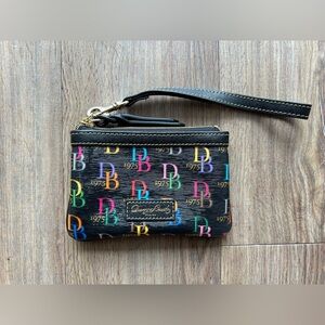 Dooney & Bourke wristlet w/ keychain in DB75 Multi